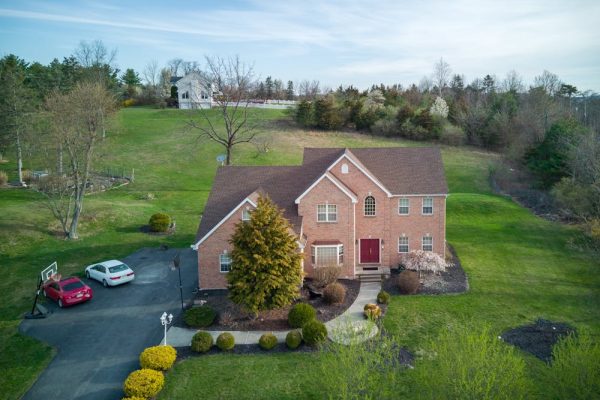 free-photo-of-aerial-view-of-a-house-in-the-countryside